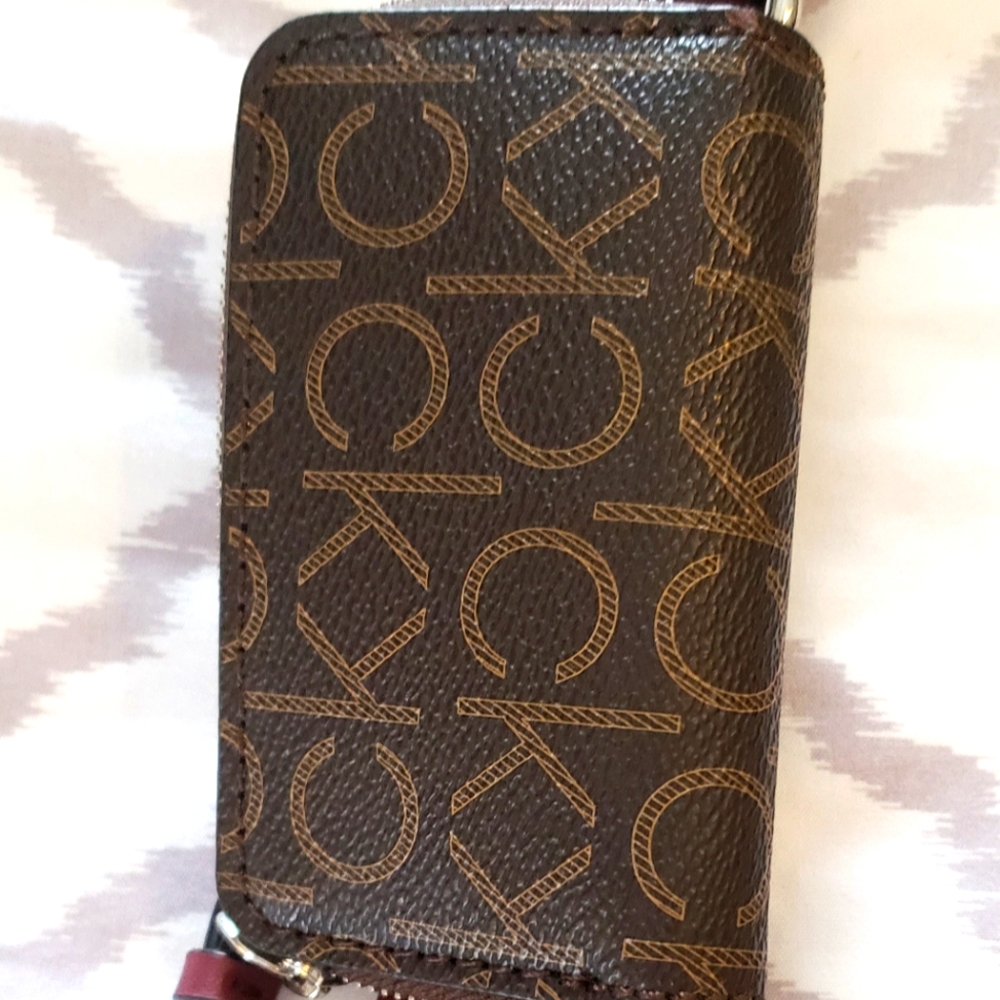 Calvin Klein Bella Adjustable Crossbody - Picture 11 of 17